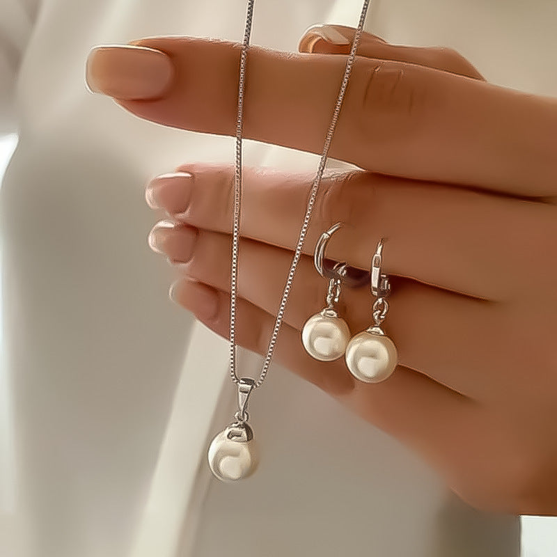 The Bloomsbury Pearl Earring Set — image 3